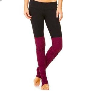ALO ICONIC GODDESS LEGGINGS BLACK AND BURGUNDY